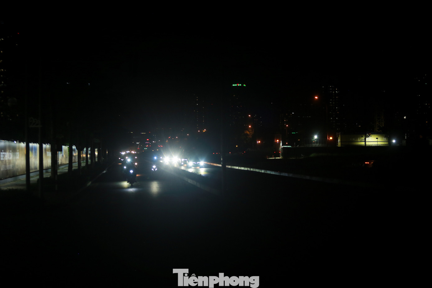 Đường Xuân Tảo, tuyến đường với lưu lượng giao thông lớn với 8 làn xe kết nối nhiều tuyến đường lớn luôn trong tình trạng tối om. Đường Xuân Tảo, tuyến đường với lưu lượng giao thông lớn với 8 làn xe kết nối nhiều tuyến đường lớn luôn trong tình trạng tối om.