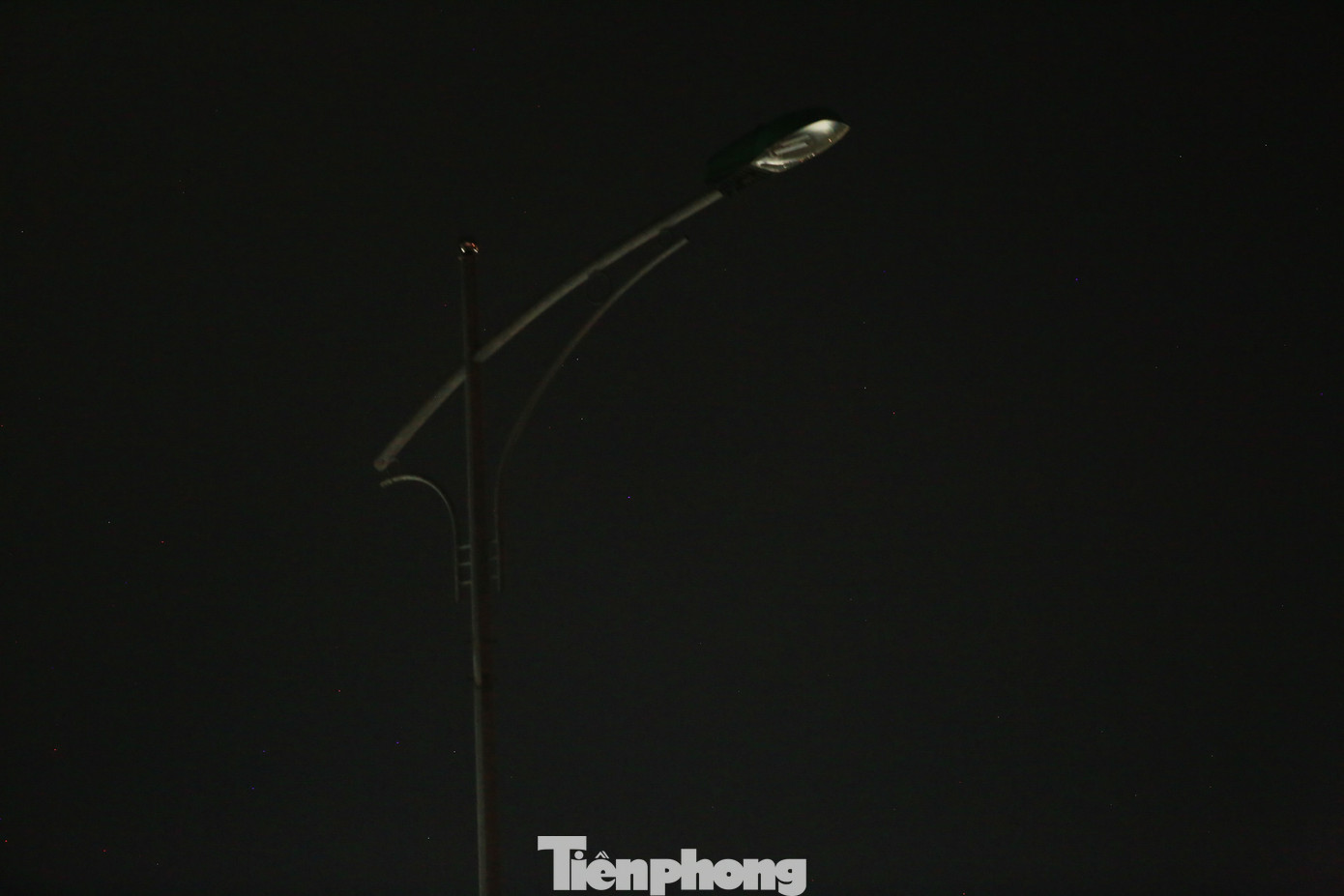 Mặc dù tuyến đường được lắp đặt hệ thống đèn đường đầy đủ, tuy nhiên luôn trong tình trạng tắt. Mặc dù tuyến đường được lắp đặt hệ thống đèn đường đầy đủ, tuy nhiên luôn trong tình trạng tắt.