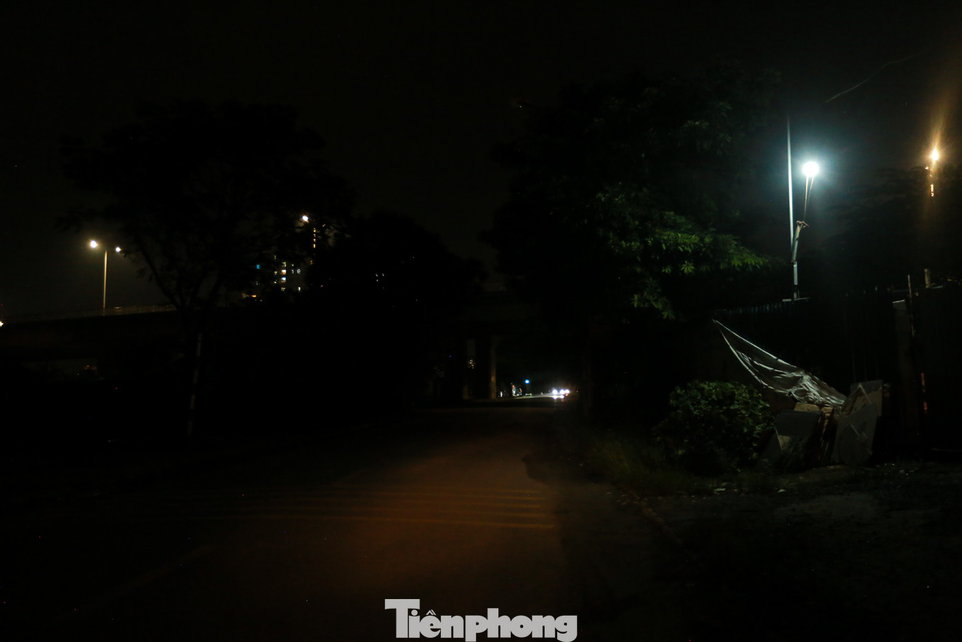 Phố Thị Cấm (quận Nam Từ Liêm) luôn trong tình trạng tối om, nguồn sáng duy nhất là đèn nhà dân ven đường. Phố Thị Cấm (quận Nam Từ Liêm) luôn trong tình trạng tối om, nguồn sáng duy nhất là đèn nhà dân ven đường.