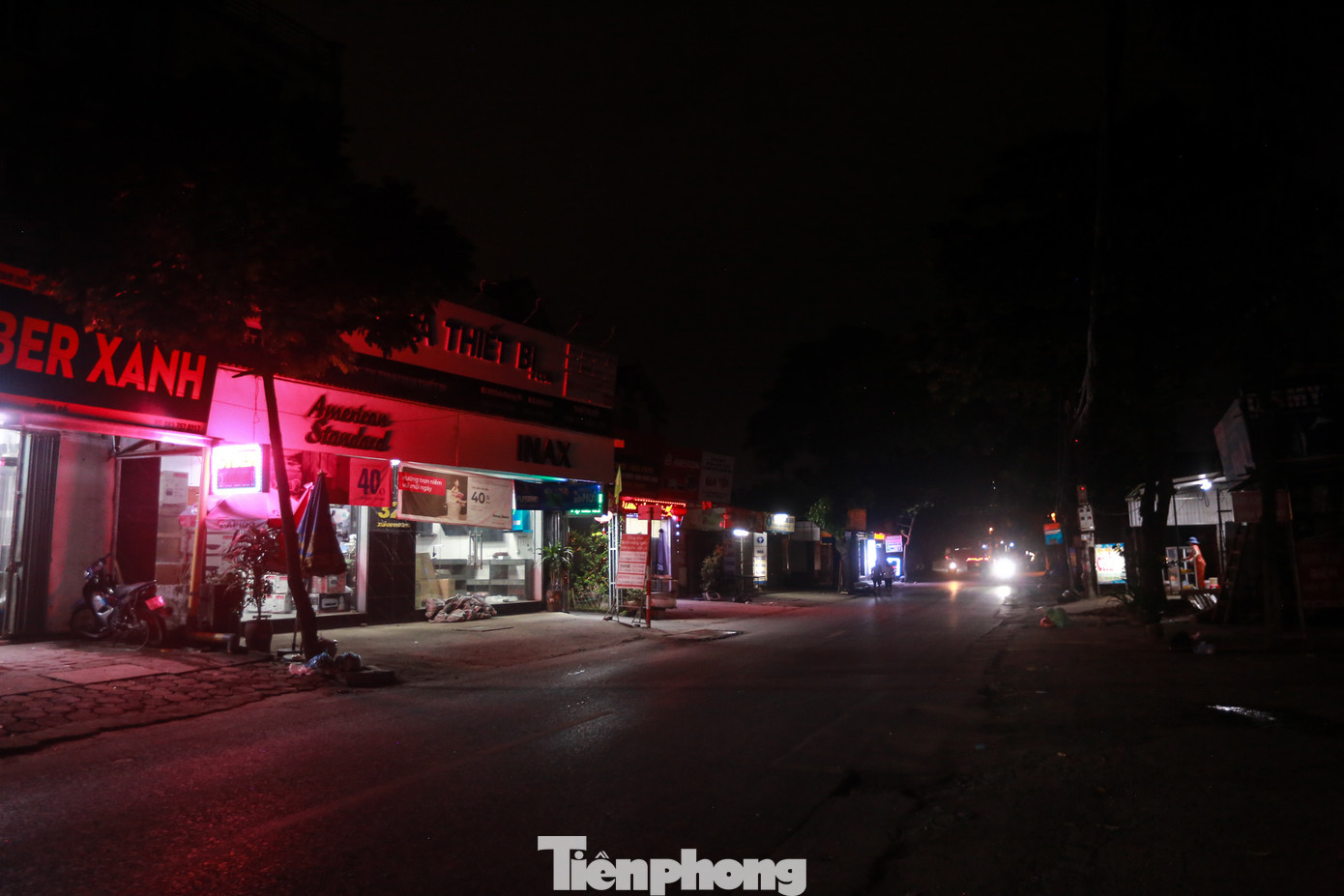 Di chuyển trên đường Xuân Phương nhờ những đèn sáng từ các hộ gia đình bên đường. Di chuyển trên đường Xuân Phương nhờ những đèn sáng từ các hộ gia đình bên đường.