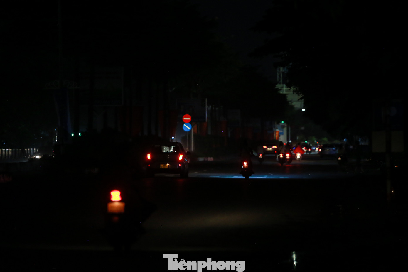 Tuyến phố Đỗ Nhuận (quận Nam Từ Liêm) mặc dù kết nối thẳng đường Phạm Văn Đồng nhưng luôn chìm trong bóng tối. Tuyến phố Đỗ Nhuận (quận Nam Từ Liêm) mặc dù kết nối thẳng đường Phạm Văn Đồng nhưng luôn chìm trong bóng tối.