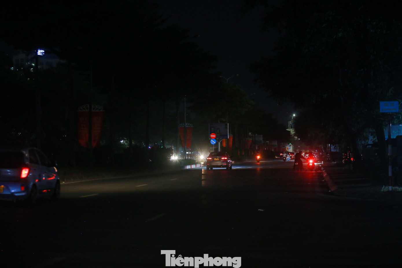 Người tham gia giao thông phải dò dẫm di chuyển khi đèn chiếu sáng đã có nhưng không hoạt động. Người tham gia giao thông phải dò dẫm di chuyển khi đèn chiếu sáng đã có nhưng không hoạt động.