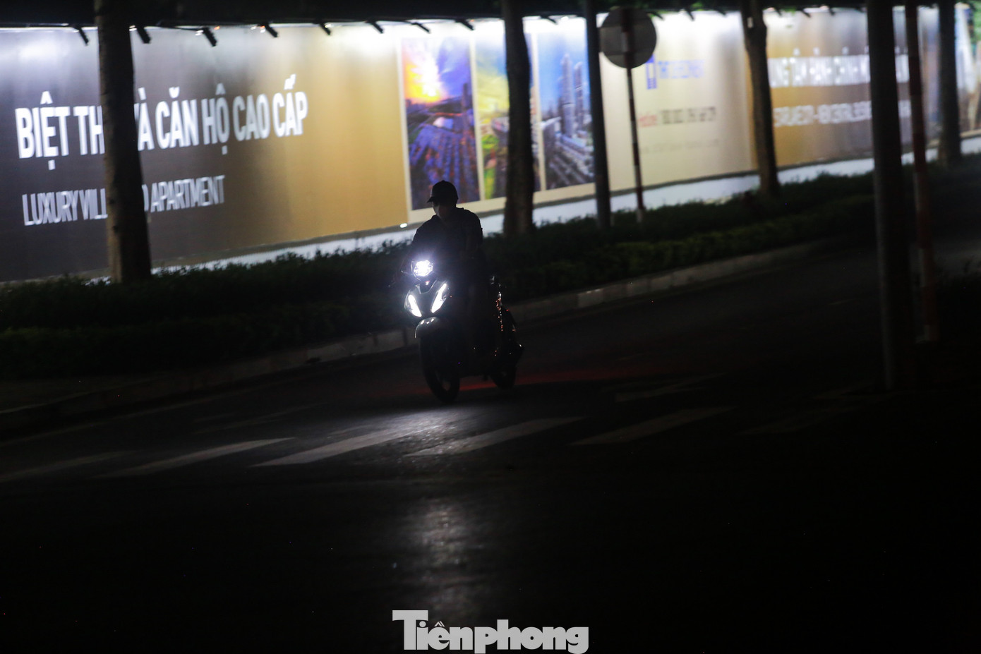 Người điều khiển phương tiện luôn phải dò dẫm với nguồn sáng yếu ớt. Người điều khiển phương tiện luôn phải dò dẫm với nguồn sáng yếu ớt.