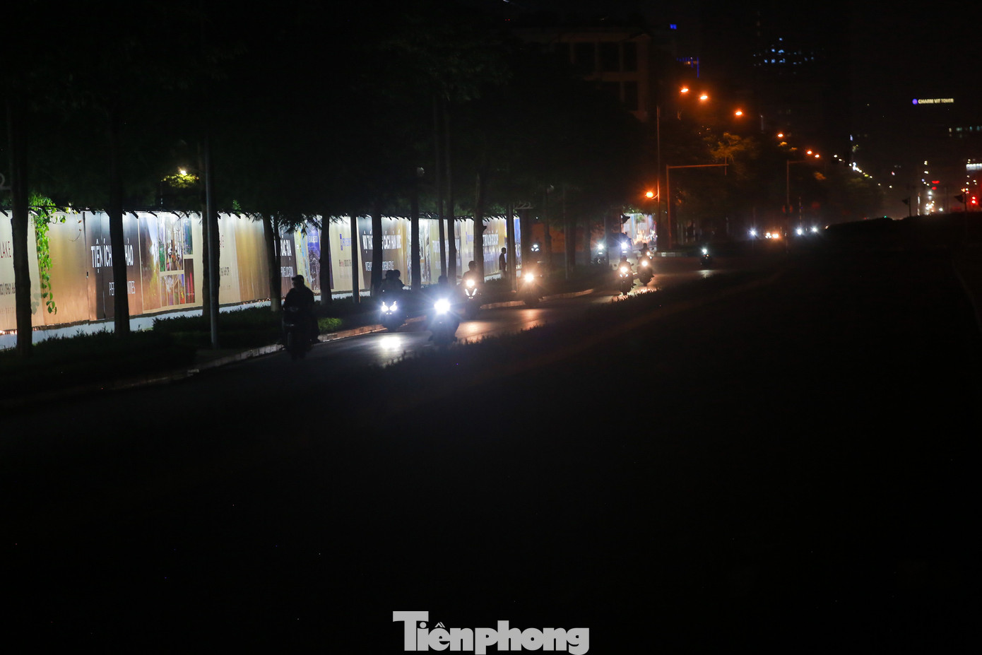 Phương tiện di chuyển nhờ những nguồn sáng biển hiệu bên đường. Phương tiện di chuyển nhờ những nguồn sáng biển hiệu bên đường.