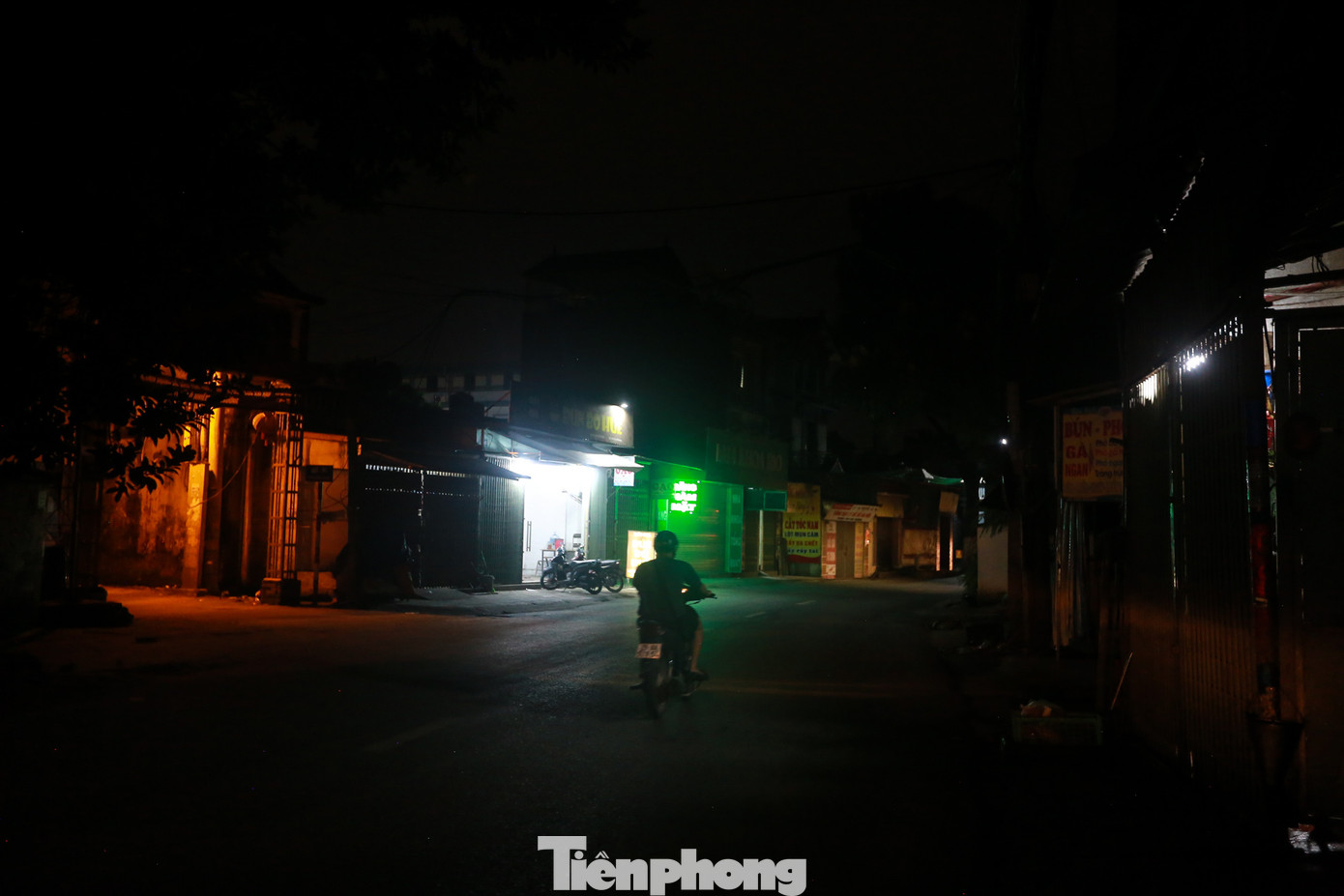 Càng về đêm, đèn từ các nhà ven đường lần lượt tắt, bóng tối dần trùm lên cả con đường, người tham gia giao thông càng cảm thấy bất an. Càng về đêm, đèn từ các nhà ven đường lần lượt tắt, bóng tối dần trùm lên cả con đường, người tham gia giao thông càng cảm thấy bất an.