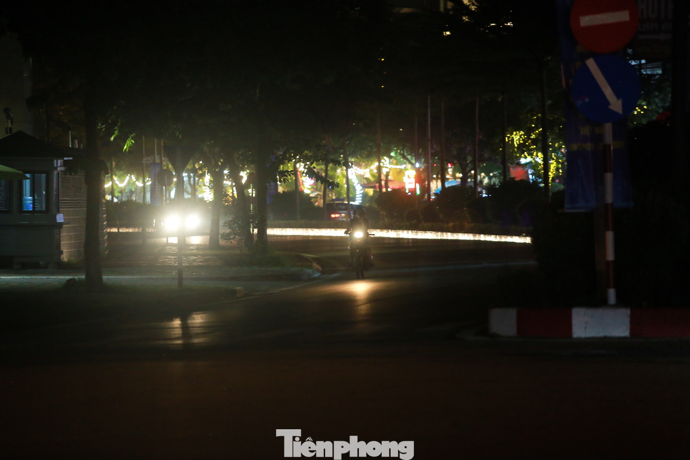 Phố Nguyễn Xuân Khoát (quận Bắc Từ Liêm) cũng luôn tối om khi đêm khiến người tham gia giao thông luôn thấy bất an. Phố Nguyễn Xuân Khoát (quận Bắc Từ Liêm) cũng luôn tối om khi đêm khiến người tham gia giao thông luôn thấy bất an.