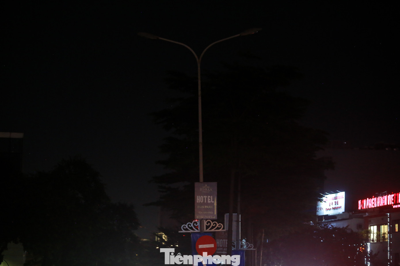 Hệ thống đèn tại phố này cũng luôn trong tình trạng không hoạt động. Hệ thống đèn tại phố này cũng luôn trong tình trạng không hoạt động.