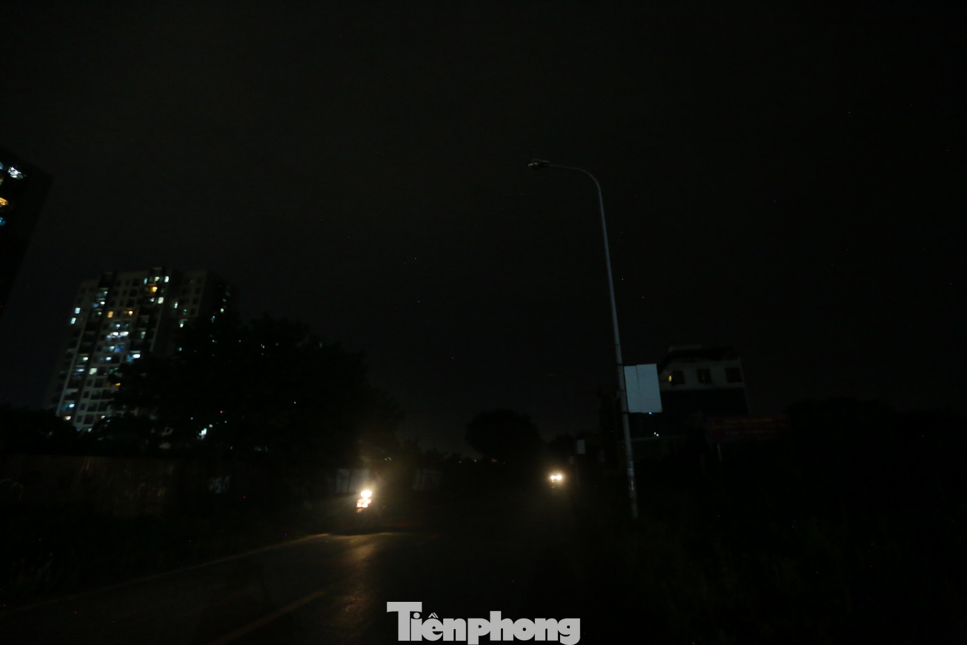 Phố Thị Cấm (quận Nam Từ Liêm) luôn trong tình trạng tối om, nguồn sáng duy nhất là đèn nhà dân ven đường. Phố Thị Cấm (quận Nam Từ Liêm) luôn trong tình trạng tối om, nguồn sáng duy nhất là đèn nhà dân ven đường.