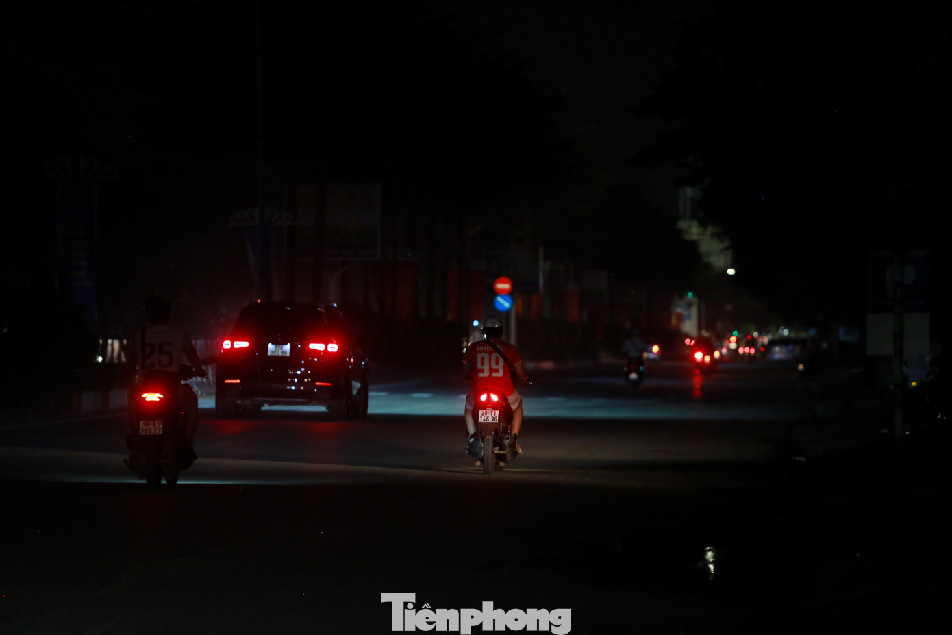 Người tham gia giao thông phải dò dẫm di chuyển khi đèn chiếu sáng đã có nhưng không hoạt động. Người tham gia giao thông phải dò dẫm di chuyển khi đèn chiếu sáng đã có nhưng không hoạt động.