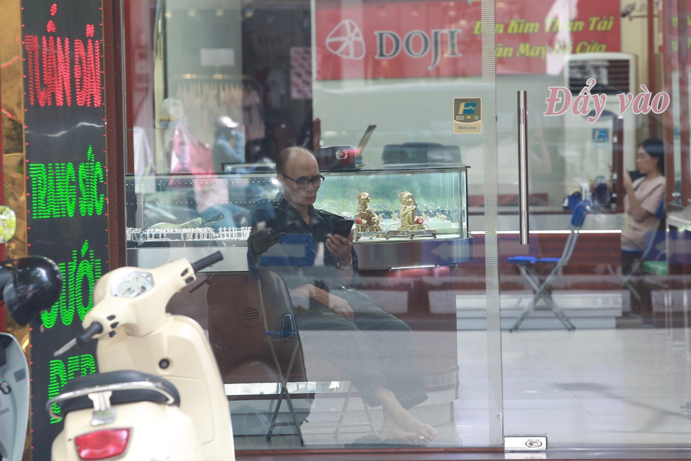 Nhân viên "ngồi chơi xơi nước" vì vắng bóng khách mua trong ngày giá vàng nhẫn lập đỉnh trong ba tháng.