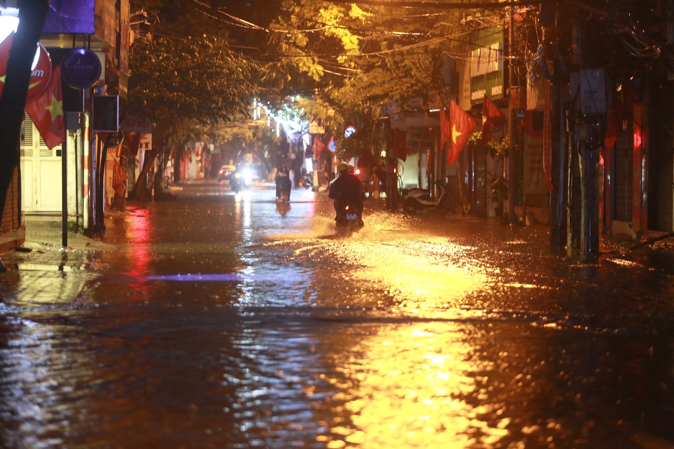 Phố Nguyễn Ngọc Nại thành sông.