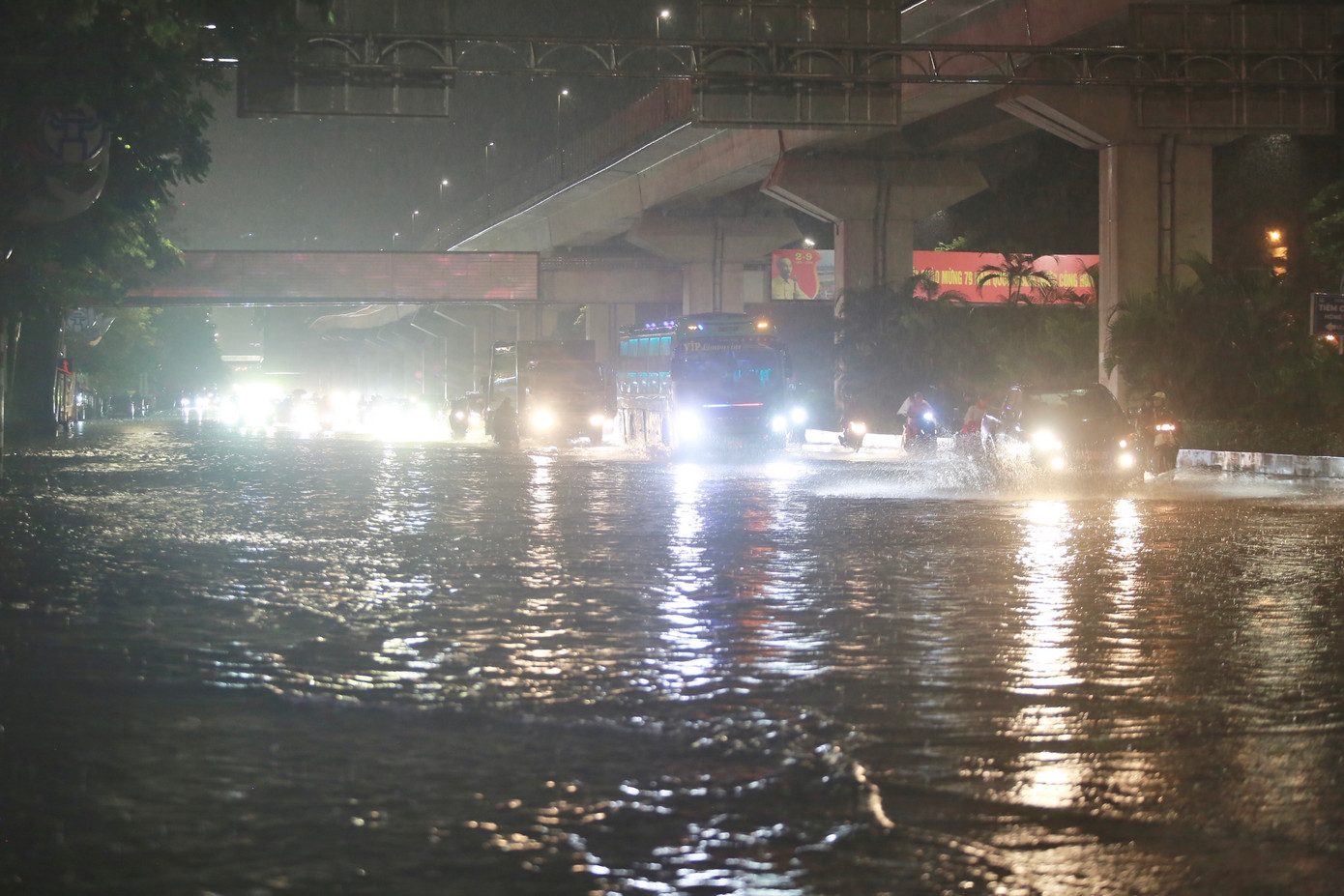 Ghi nhận của PV, nhiều tuyến đường phố như Nguyễn Trãi, Thái Hà, Tây Sơn, Chùa Bộc... nhanh chóng chìm trong biển nước sau cơn mưa trắng trời.