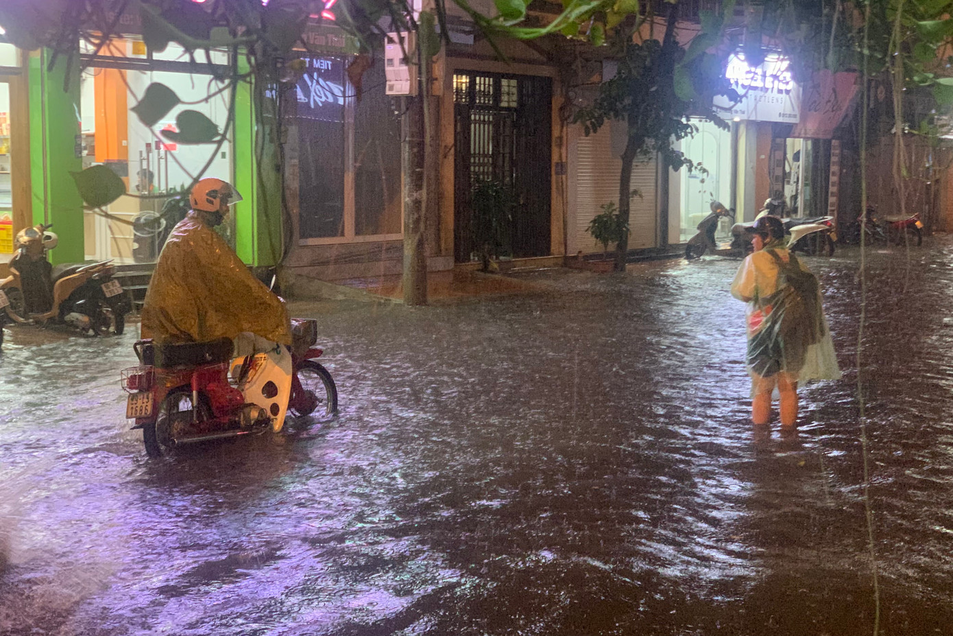 Một số phương tiện "chết đuối" giữa biển nước.