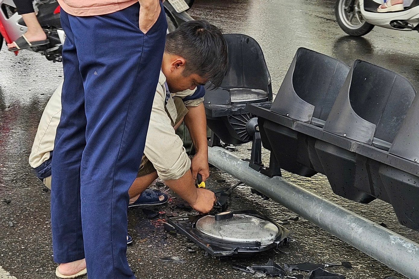 Lực lượng chức năng xử lý đèn giao thông bị đổ sau cơn mưa lớn.