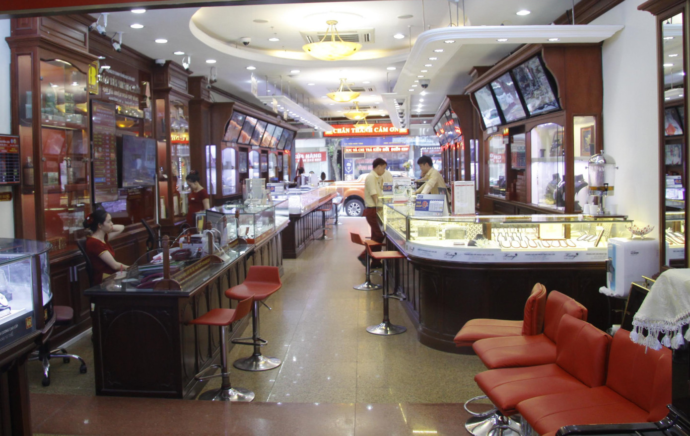 Bên trong cửa hàng vàng trên phố Trần Nhân Tông vắng hoe, lác đác vài khách đến giao dịch.