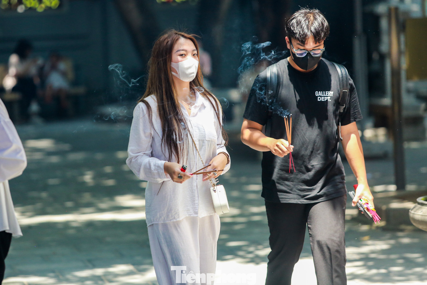 Ghi nhận của PV, trong ngày Thất tịch (7/7), chùa Hà (Cầu Giấy, Hà Nội) nơi nổi tiếng trong việc cầu duyên lại nhộn nhịp hẳn lên bởi bước chân nam thanh nữ tú đến cầu nguyện, cúng bái. Những người không cầu tình duyên thì cũng đến chùa, dâng lòng thành để cầu an cho gia đình, cầu cho cuộc sống suôn sẻ, công việc thuận lợi.