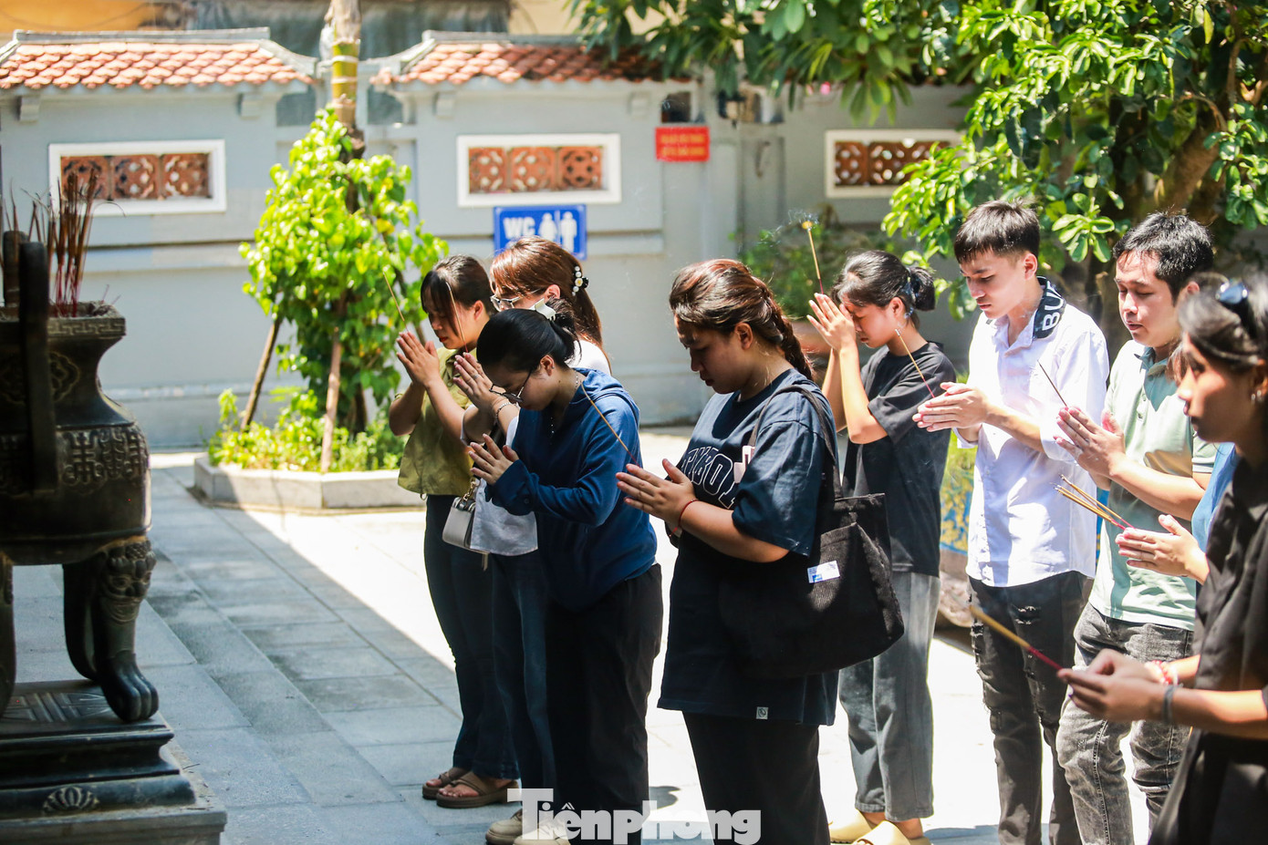 "Em được bạn rủ đi chùa Hà, hai đứa cùng "ế" như nhau. Đến đây trong ngày Thất tịch, em và bạn đều mong muốn cầu bình an, may mắn cho bản thân và gia đình và hơn hết sẽ tìm được một nửa kia của mình", em My, sinh viên năm nhất chia sẻ.