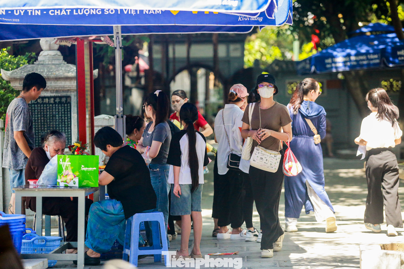 Trong ngày này, ngoài việc mua chè đậu đỏ, người dân Thủ đô, đặc biệt là nam thanh nữ tú đến chùa Hà làm lễ Thất Tịch, cầu tình duyên, cầu cho những điều tốt đẹp nhất đến với tình yêu đôi lứa. Những người lận đận đường tình thì đến để cầu sự suôn sẻ, mong tìm được ý trung nhân thật sự. Những đôi trai gái đến được với nhau thì đi cầu cho tình yêu thêm bền chặt, gắn bó.