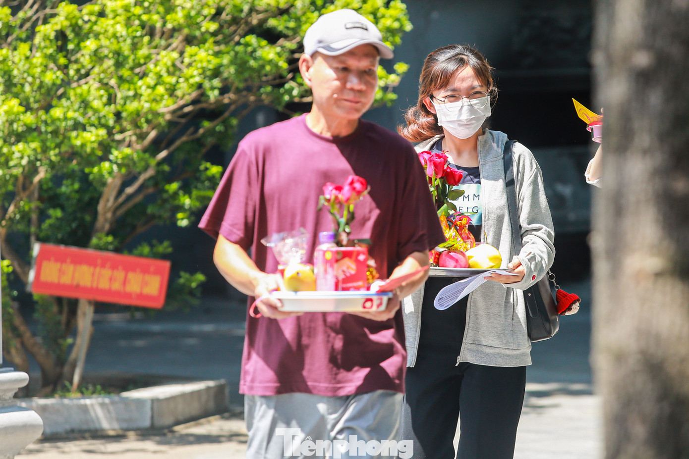 Ghi nhận của PV, trong ngày Thất tịch (7/7), chùa Hà (Cầu Giấy, Hà Nội) nơi nổi tiếng trong việc cầu duyên lại nhộn nhịp hẳn lên bởi bước chân nam thanh nữ tú đến cầu nguyện, cúng bái. Những người không cầu tình duyên thì cũng đến chùa, dâng lòng thành để cầu an cho gia đình, cầu cho cuộc sống suôn sẻ, công việc thuận lợi.