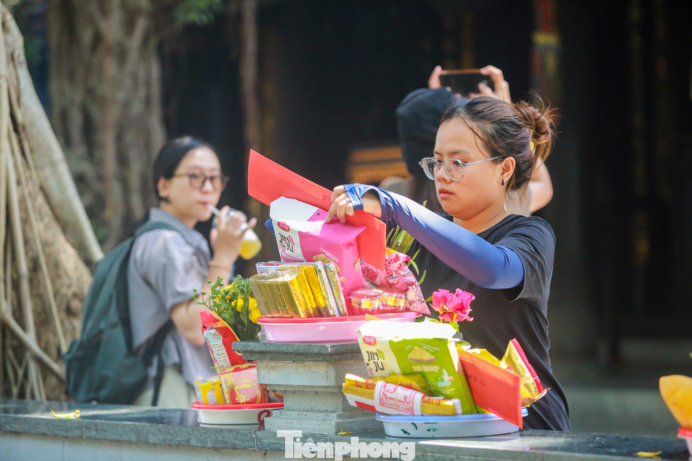 Bàn sắp lễ luôn tấp nập người ra kẻ vào.