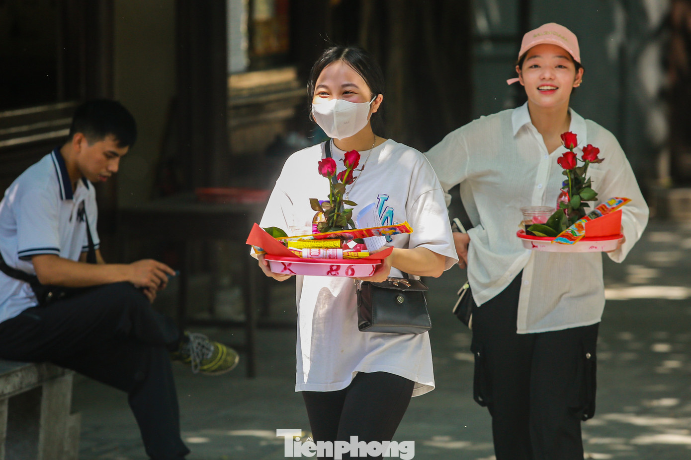 Những người đến chùa Hà thường đi cùng bạn bè, cùng đồng nghiệp, nhưng cũng có những người đi một mình để cầu duyên.