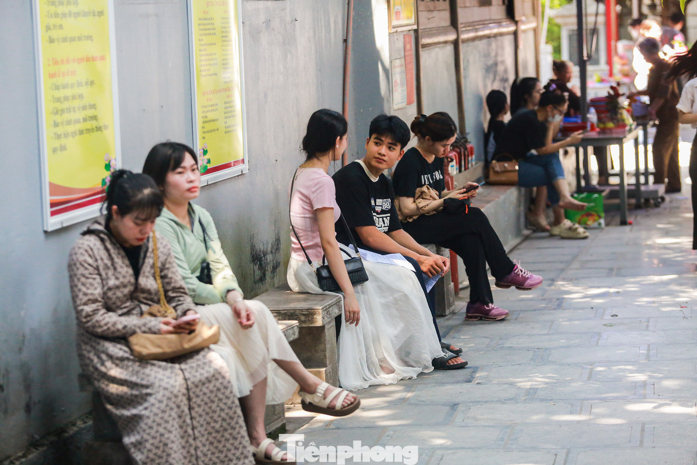 Càng về trưa, chiều, lượng người đổ về chùa Hà càng đông.