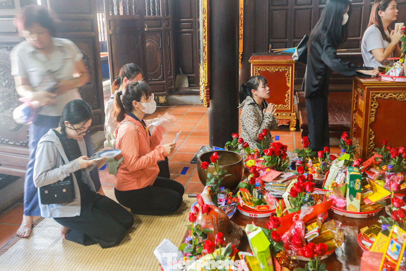 Theo quy trình, khách hành hương sẽ vào cửa Tam quan, nhà Bia, cửa Tam bảo, thắp hương tại đình và cuối cùng là nhà thờ Mẫu.