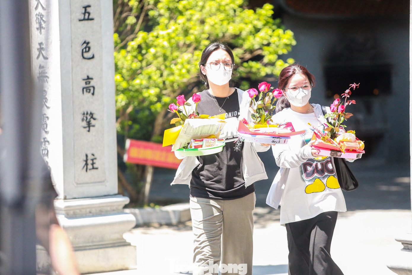 Ghi nhận của PV, trong ngày Thất tịch (7/7), chùa Hà (Cầu Giấy, Hà Nội) nơi nổi tiếng trong việc cầu duyên lại nhộn nhịp hẳn lên bởi bước chân nam thanh nữ tú đến cầu nguyện, cúng bái. Những người không cầu tình duyên thì cũng đến chùa, dâng lòng thành để cầu an cho gia đình, cầu cho cuộc sống suôn sẻ, công việc thuận lợi.