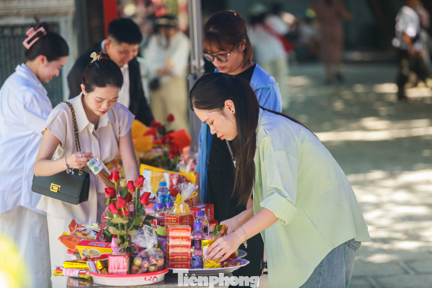 Bàn sắp lễ luôn tấp nập người ra kẻ vào.