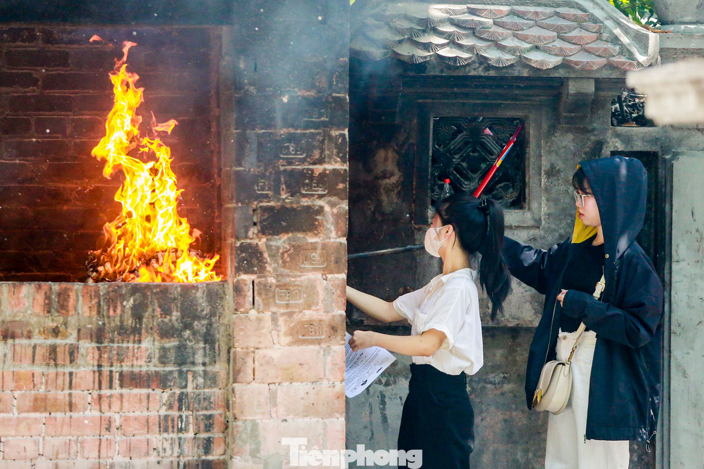 Khu vực bồn hóa vàng mã tại chùa Hà vẫn đỏ rực ánh lửa.