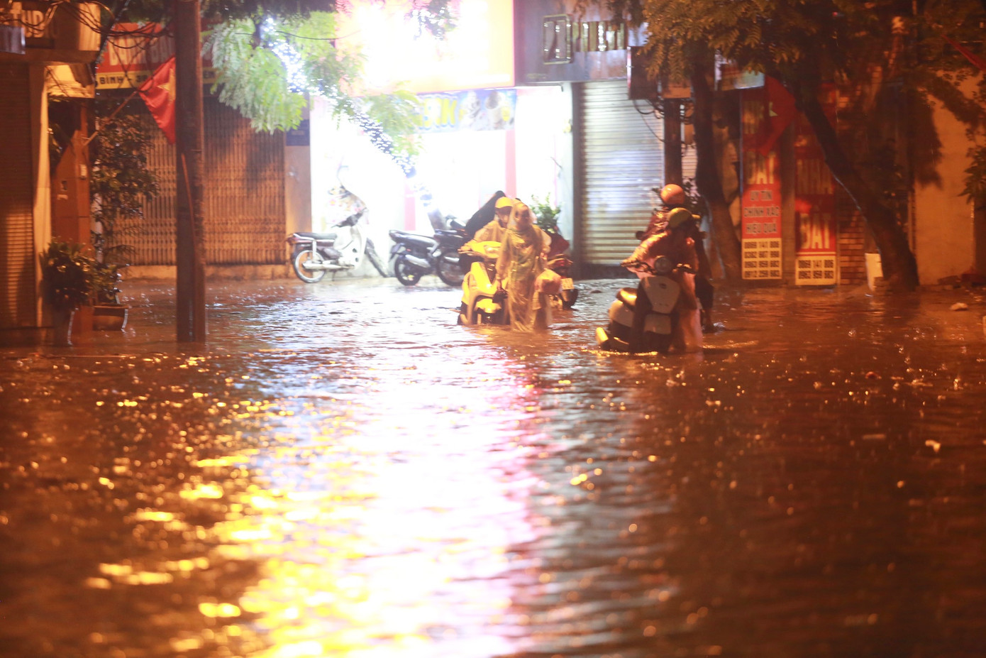 Nhiều phương tiện chết máy giữa đêm sau khi lao vào biển nước.