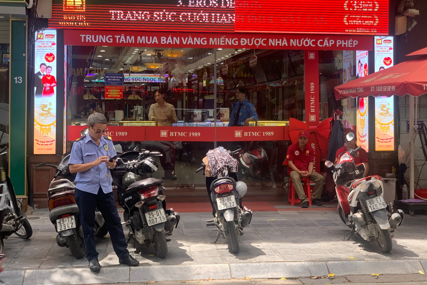 Sáng 22/8, giá vàng nhẫn tròn tăng 100.000 đồng/lượng so với trước đó, lên mức 78,4 triệu đồng/lượng. Giá vàng nhẫn tròn trơn đang ở mức cao nhất trong 3 tháng qua. Chênh lệch giá vàng nhẫn tròn mua vào - bán ra 1,1 - 1,3 triệu đồng/lượng (tuỳ thương hiệu vàng). Giá vàng nhẫn tròn tăng liên tiếp 3 phiên giao dịch gần đây.