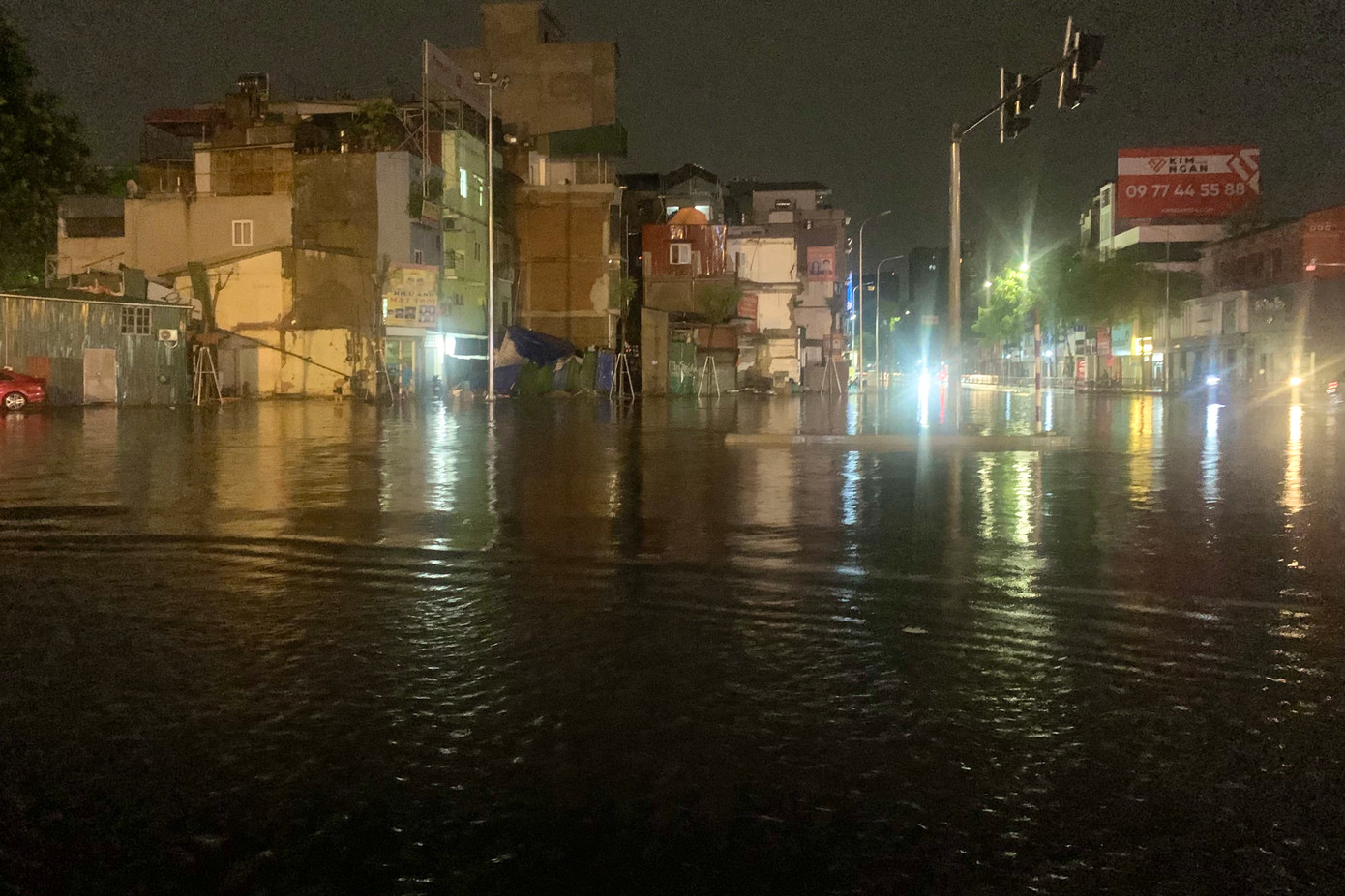 Khu vực mới được mở rộng tại nút giao Tây Sơn, Chùa Bộc chìm trong biển nước.