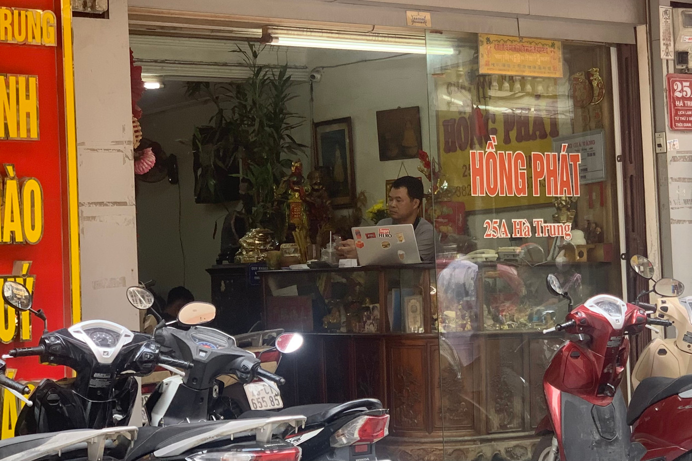 Các tiệm vàng vắng hoe, chờ khách mua.