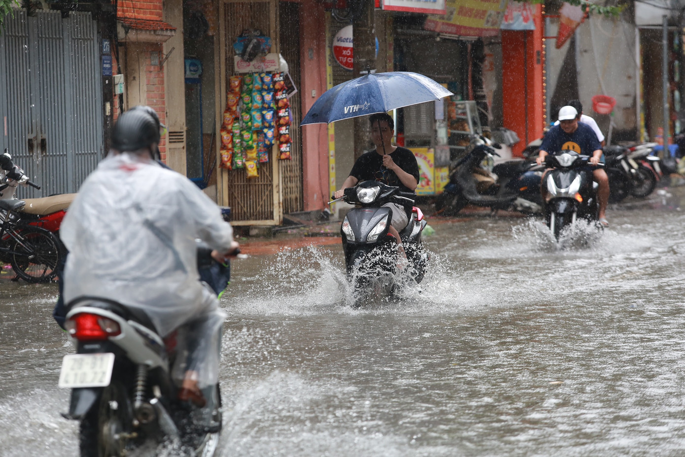 Các phương tiện vượt qua biển nước.