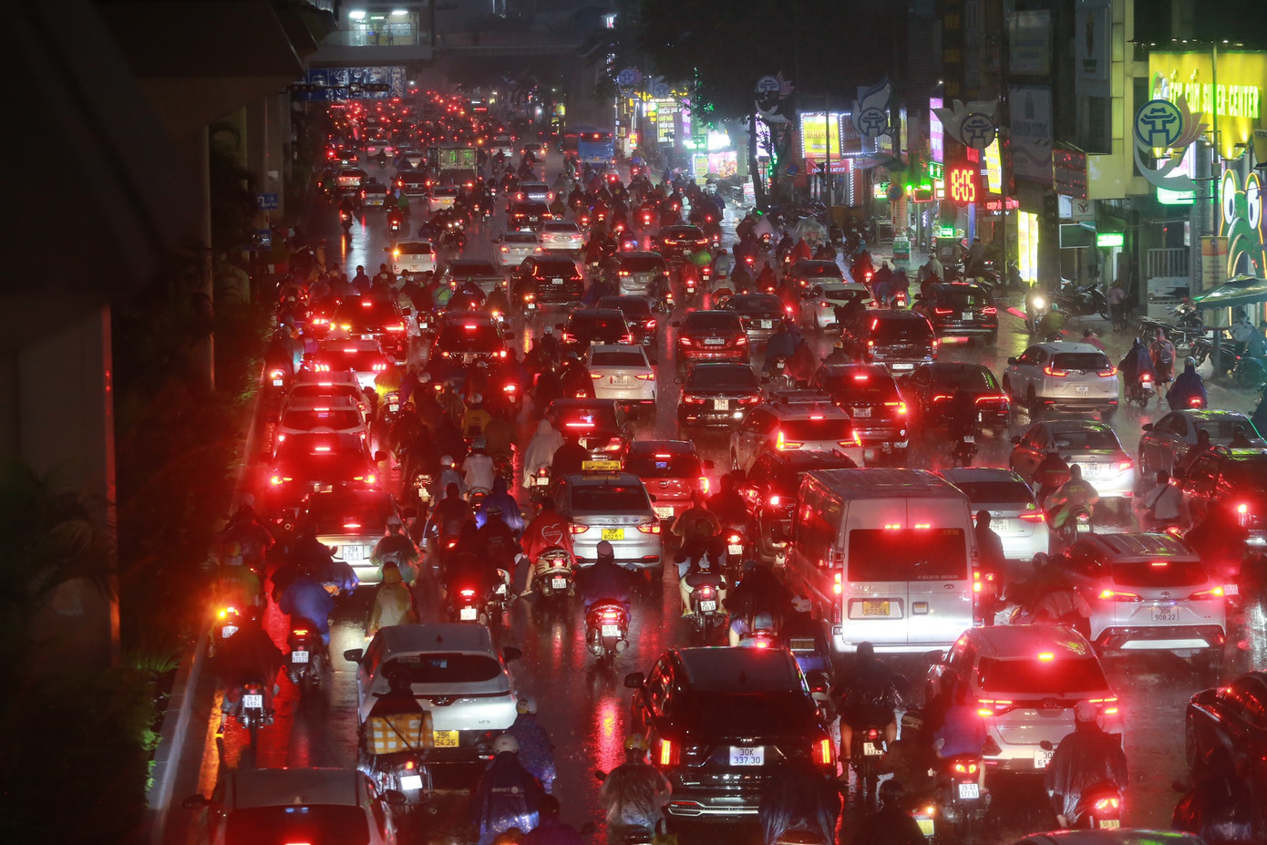 Đường Nguyễn Trãi (quận Thanh Xuân) tắc nghẽn.