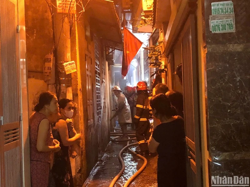 Do đám cháy nằm sâu trong ngõ nhỏ, cảnh sát đã phải rất vất vả để có thể tiếp cận hiện trường.