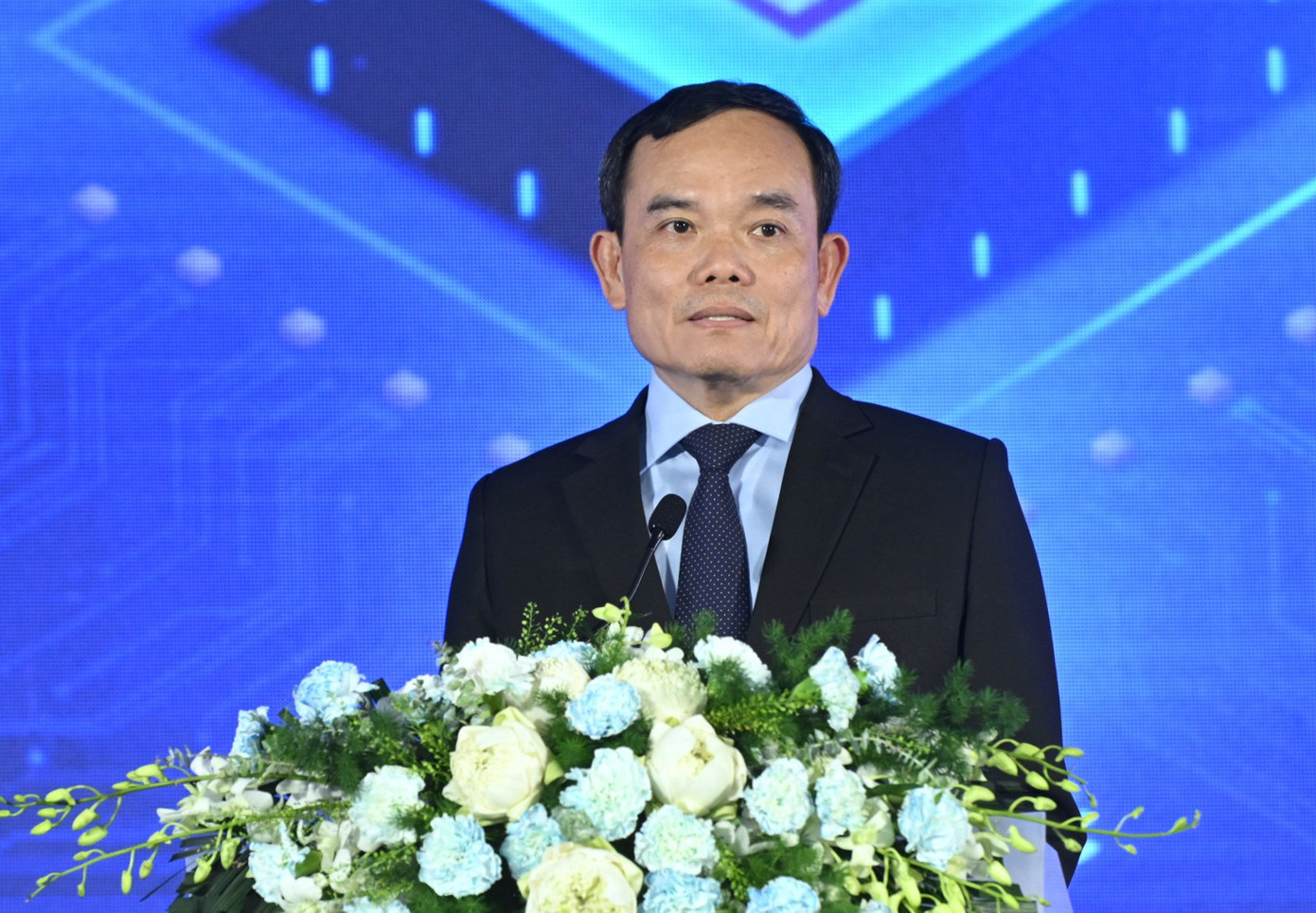 Tại sự kiện, Trưởng ban Kinh tế Trung ương, Phó thủ tướng Trần Lưu Quang cho biết, AI đã trở thành một trong những công nghệ chủ chốt của cuộc cách mạng công nghiệp lần thứ tư, đóng vai trò quan trọng trong việc thay đổi thế giới và cuộc sống của nhân loại. AI đang được thúc đẩy phát triển rất mạnh mẽ tại nhiều quốc gia với tiềm năng ứng dụng vào rất nhiều lĩnh vực, ngành nghề khác nhau. Ảnh: Ban tổ chức. Tại sự kiện, Trưởng ban Kinh tế Trung ương, Phó thủ tướng Trần Lưu Quang cho biết, AI đã trở thành một trong những công nghệ chủ chốt của cuộc cách mạng công nghiệp lần thứ tư, đóng vai trò quan trọng trong việc thay đổi thế giới và cuộc sống của nhân loại. AI đang được thúc đẩy phát triển rất mạnh mẽ tại nhiều quốc gia với tiềm năng ứng dụng vào rất nhiều lĩnh vực, ngành nghề khác nhau. Ảnh: Ban tổ chức.