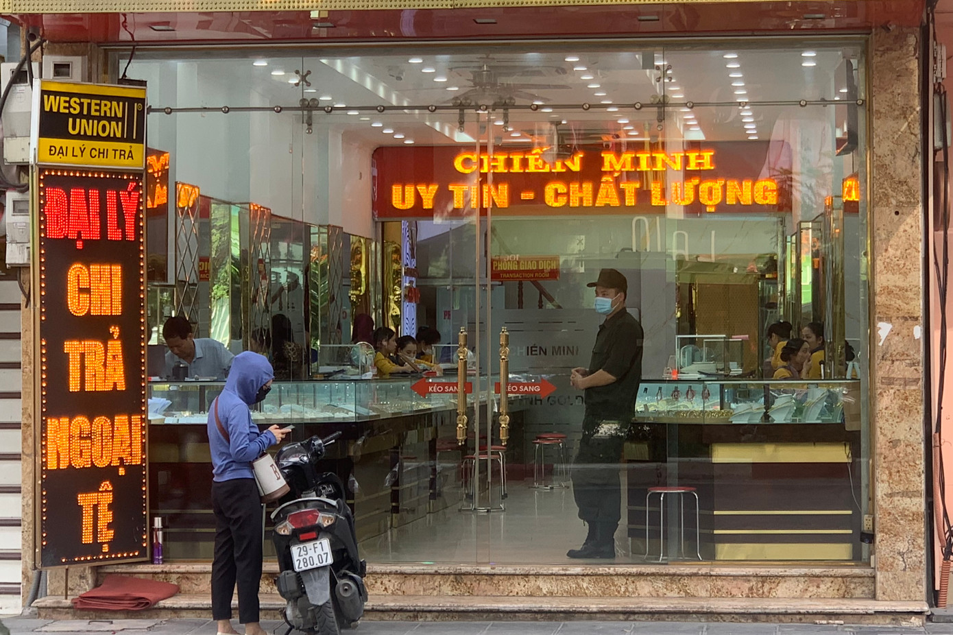 Trên phố Cầu Giấy, nơi nhiều cửa hàng vàng cũng chịu tình trạng vắng hoe,