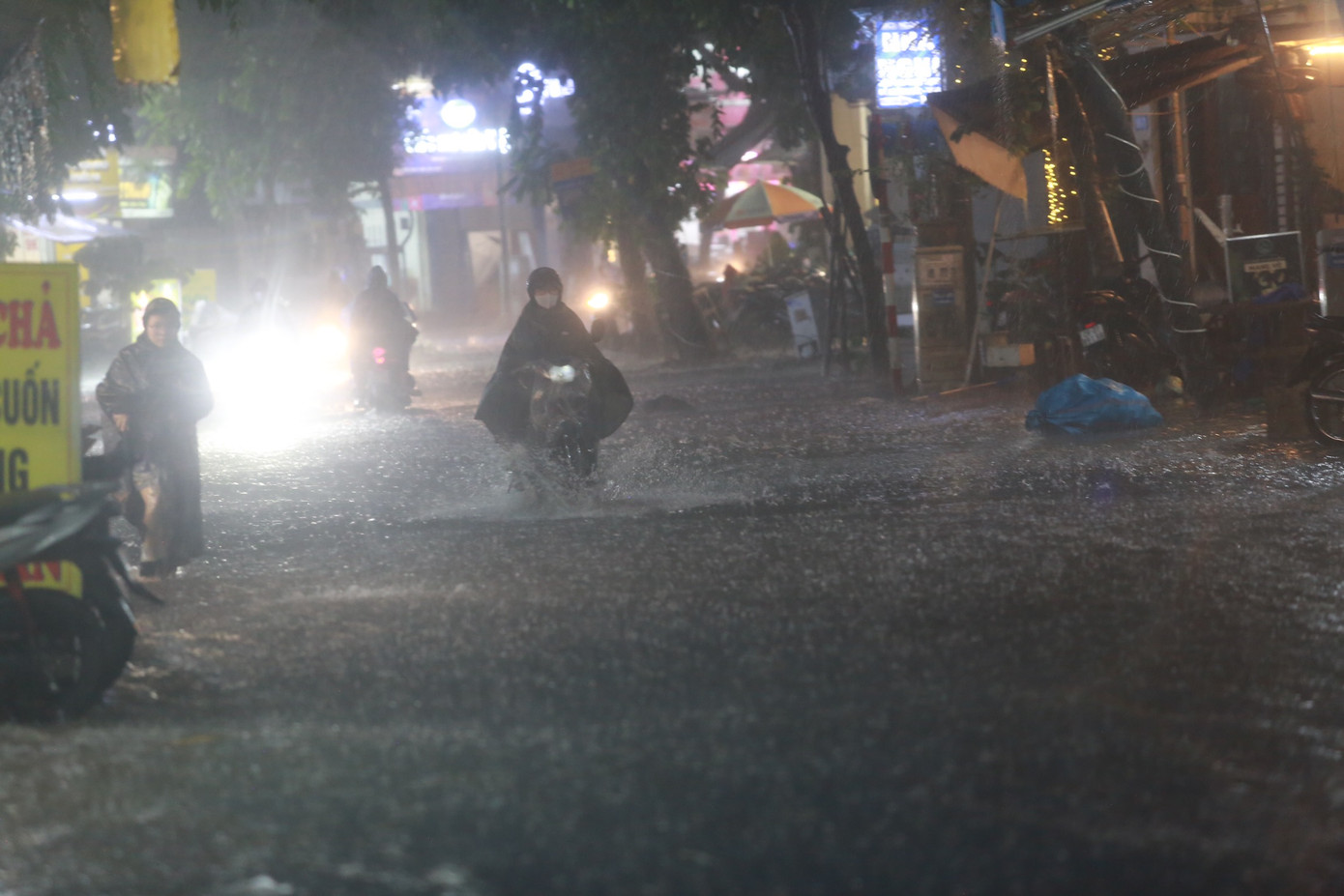 Tuyến phố Vương Thừa Vũ (quận Thanh Xuân) nhanh chóng thành "biển nước" sau 10 phút mưa lớn.