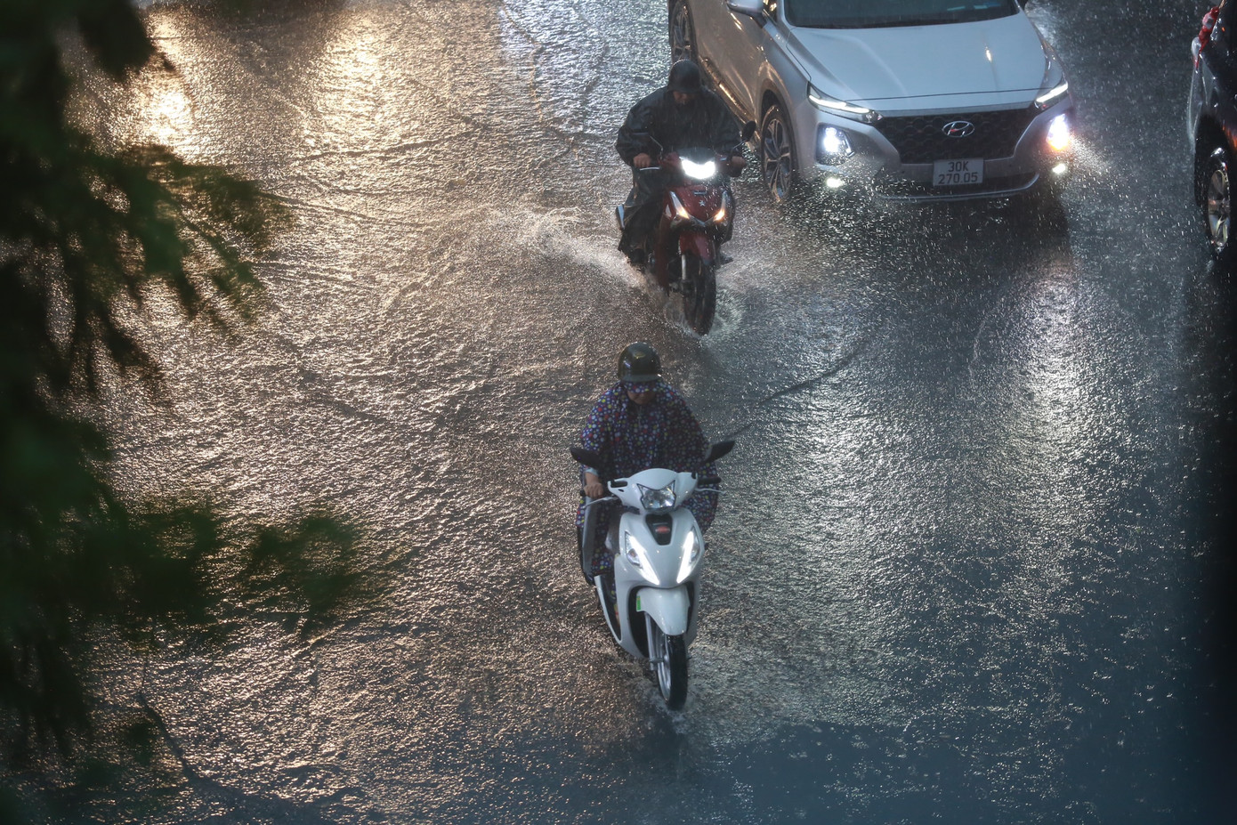 Khoảng 17h30, mưa như trút nước xuống đường phố Hà Nội khiến nhiều người không kịp "trở tay".