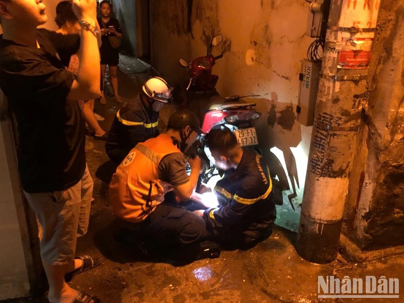 Tại hiện trường, theo ghi nhận của phóng viên, rất đông người hiếu kỳ đã tập trung; đồng thời có chiến sĩ bị ngạt khói đang được chăm sóc phía bên ngoài.