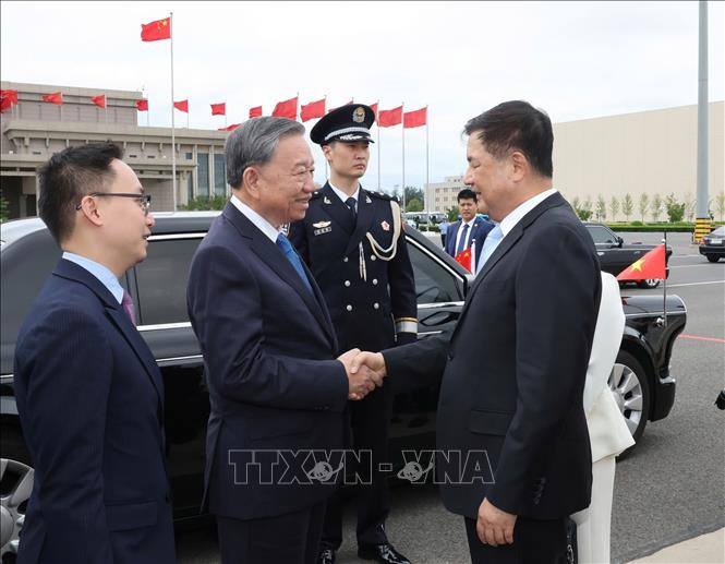 Bí thư Ban Bí thư, Ủy viên Quốc vụ, Bộ trưởng Bộ Công an Vương Tiểu Hồng tiễn Tổng Bí thư, Chủ tịch nước Tô Lâm và Phu nhân tại Sân bay Quốc tế Bắc Kinh. Bí thư Ban Bí thư, Ủy viên Quốc vụ, Bộ trưởng Bộ Công an Vương Tiểu Hồng tiễn Tổng Bí thư, Chủ tịch nước Tô Lâm và Phu nhân tại Sân bay Quốc tế Bắc Kinh.