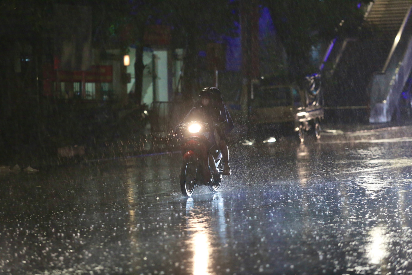 Đến 12h đêm, cơn mưa vẫn còn kéo dài không ngớt.