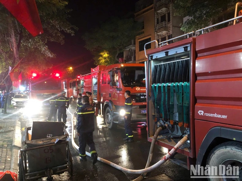 Ngay sau khi nhận được tin báo, lực lượng Phòng cháy, chữa cháy và cứu nạn, cứu hộ công an quận Tây Hồ đã có mặt tại hiện trường để tổ chức chữa cháy. Có 6 xe cứu hỏa và nhiều cán bộ chiến sỹ đã có mặt tổ chức dập lửa.