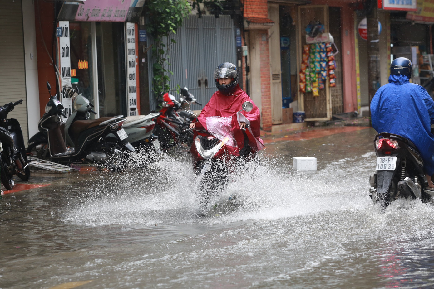 Cơn mưa lớn khiến tầm nhìn hạn chế, người điều khiển bị hạn chế tầm nhìn.