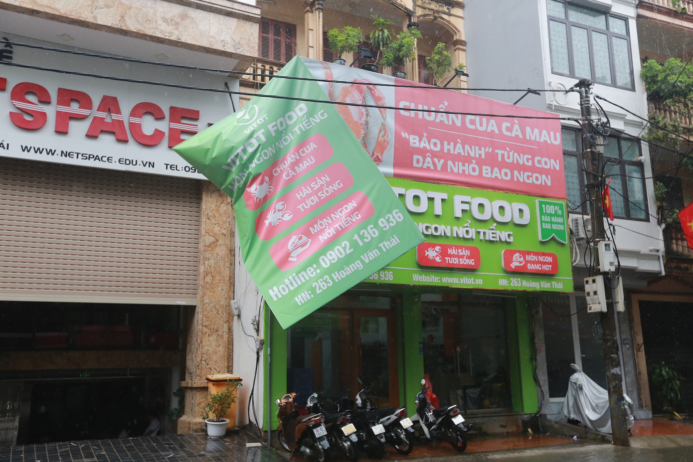 Biển quảng cáo lớn lung lay trước cơn gió lớn.