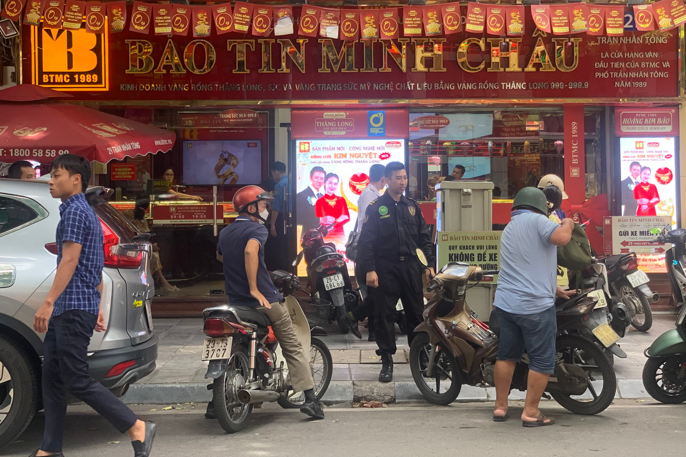 Ghi nhận của PV ngày 22/8, mặc dù giá vàng đạt đỉnh, chao đảo liên tục, tuy nhiên thị trường mua bán vàng trở nên ảm đạm, lác đác vài khách mua trên các phố vàng như Trần Nhân Tông, Hà Trung, Cầu Giấy....