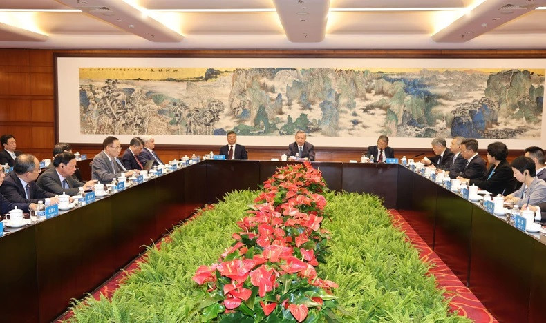 Tổng Bí thư, Chủ tịch nước Tô Lâm làm việc với lãnh đạo Trường Đảng Trung ương Đảng Cộng sản Trung Quốc. (Ảnh: Trí Dũng-TTXVN) Tổng Bí thư, Chủ tịch nước Tô Lâm làm việc với lãnh đạo Trường Đảng Trung ương Đảng Cộng sản Trung Quốc. (Ảnh: Trí Dũng-TTXVN)