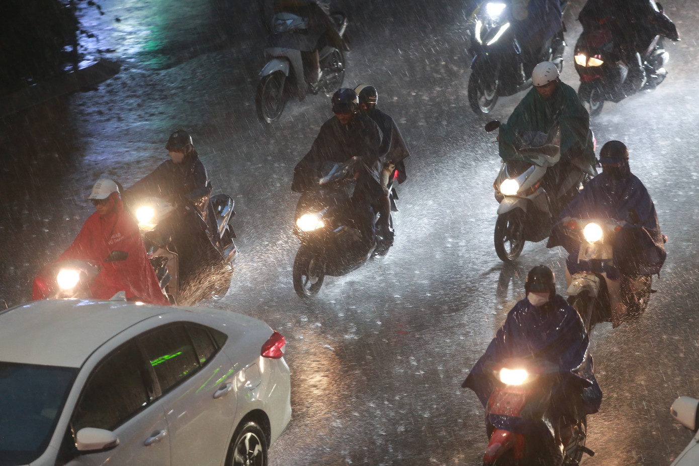 Cơn mưa như trút nước khiến tầm nhìn di chuyển bị hạn chế.